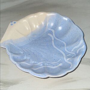 Hand made pottery shell-shaped blue/white dish